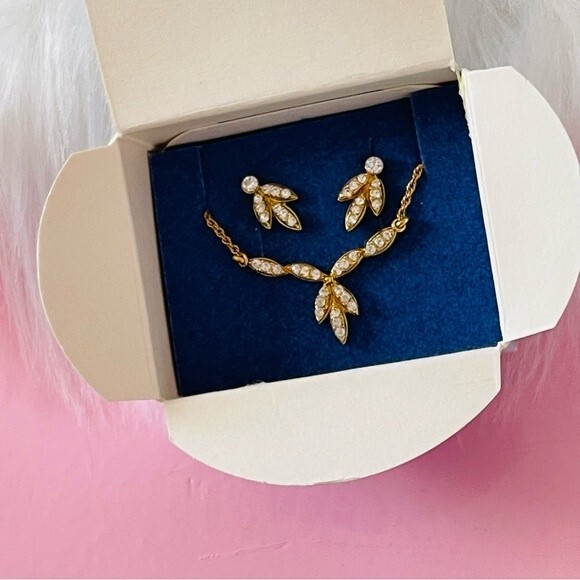 NWT Avon Women’s Vintage Rhinestone Cluster Necklace and Earring Giftset - Picture 5 of 5